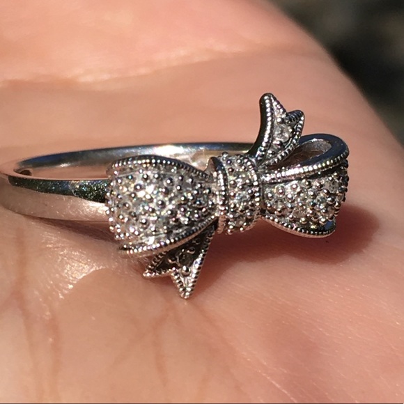 10k Solid White Gold Diamond Bow Ring - Picture 3 of 16